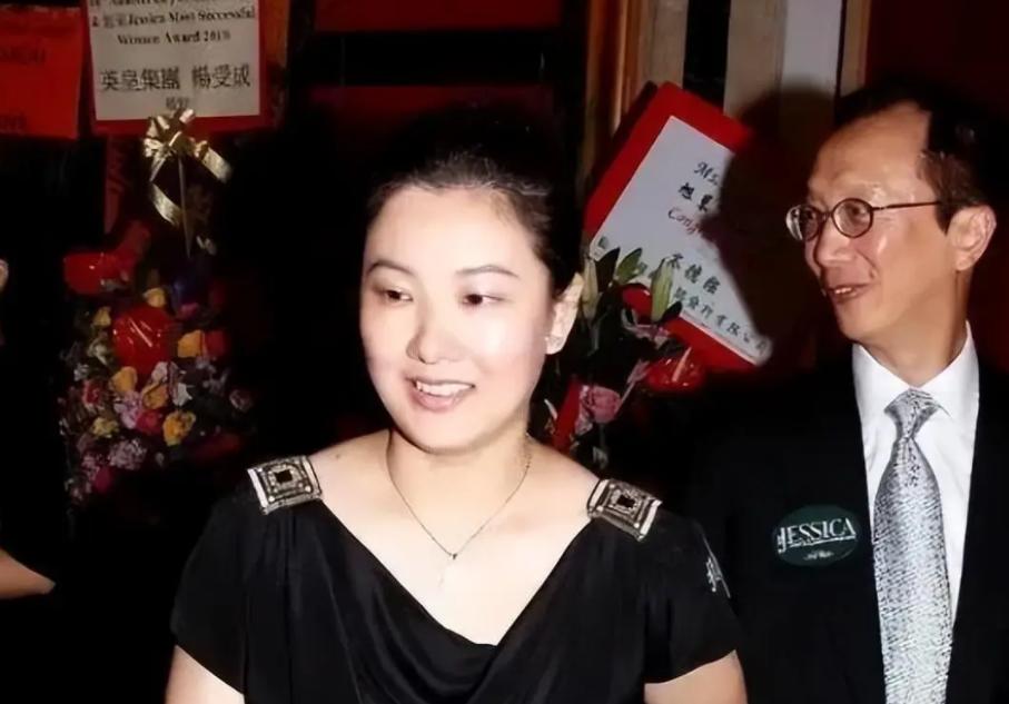 _出轨、净身出户?这次,74岁的梁锦松,终究在伏明霞身上栽了跟头_出轨、净身出户?这次,74岁的梁锦松,终究在伏明霞身上栽了跟头