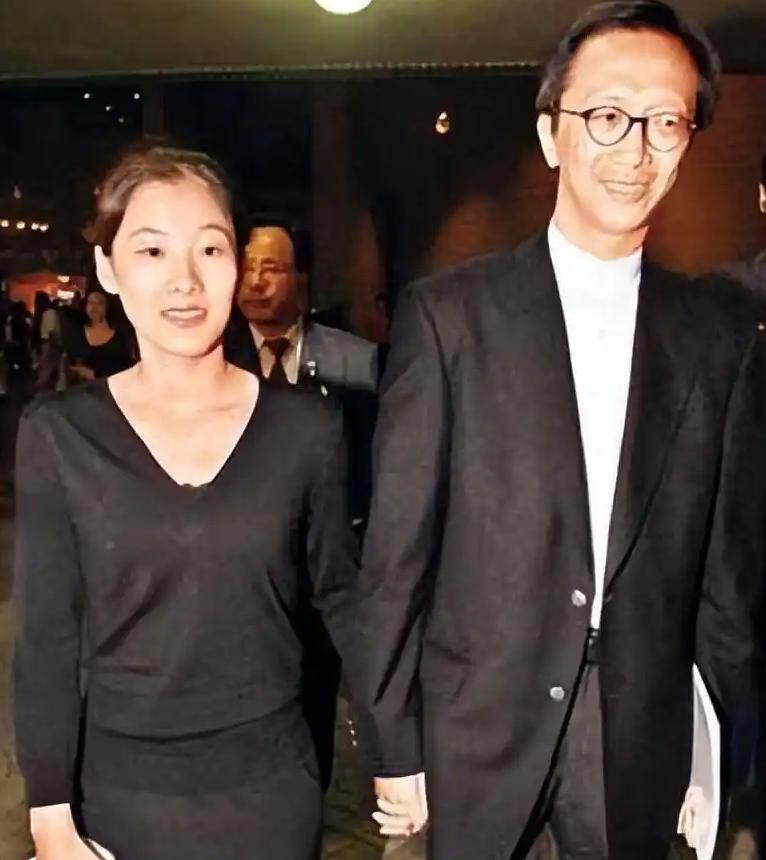 出轨、净身出户?这次,74岁的梁锦松,终究在伏明霞身上栽了跟头__出轨、净身出户?这次,74岁的梁锦松,终究在伏明霞身上栽了跟头