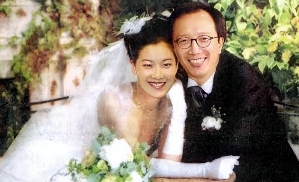 出轨、净身出户?这次,74岁的梁锦松,终究在伏明霞身上栽了跟头__出轨、净身出户?这次,74岁的梁锦松,终究在伏明霞身上栽了跟头