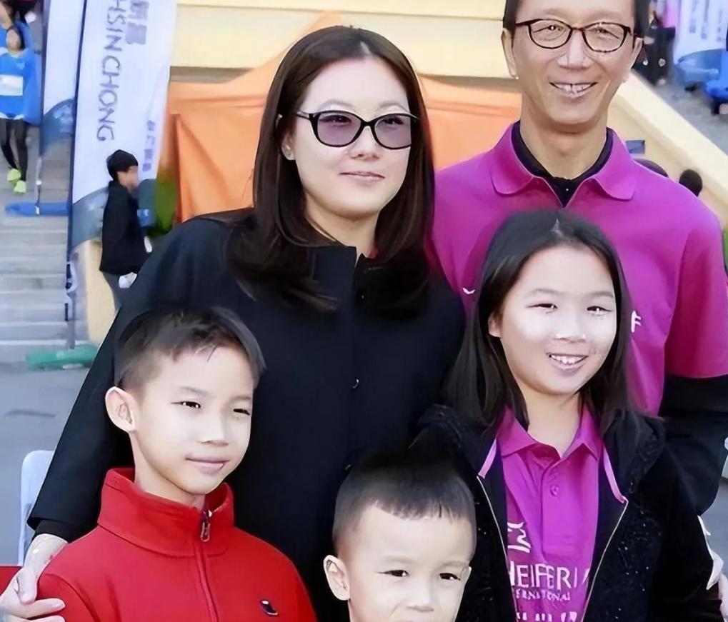 出轨、净身出户?这次,74岁的梁锦松,终究在伏明霞身上栽了跟头_出轨、净身出户?这次,74岁的梁锦松,终究在伏明霞身上栽了跟头_