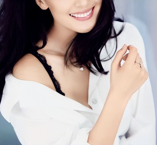 讲一个小鲜肉抱“女大佬”大腿上位的瓜！_讲一个小鲜肉抱“女大佬”大腿上位的瓜！_