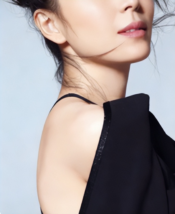 _讲一个小鲜肉抱“女大佬”大腿上位的瓜！_讲一个小鲜肉抱“女大佬”大腿上位的瓜！