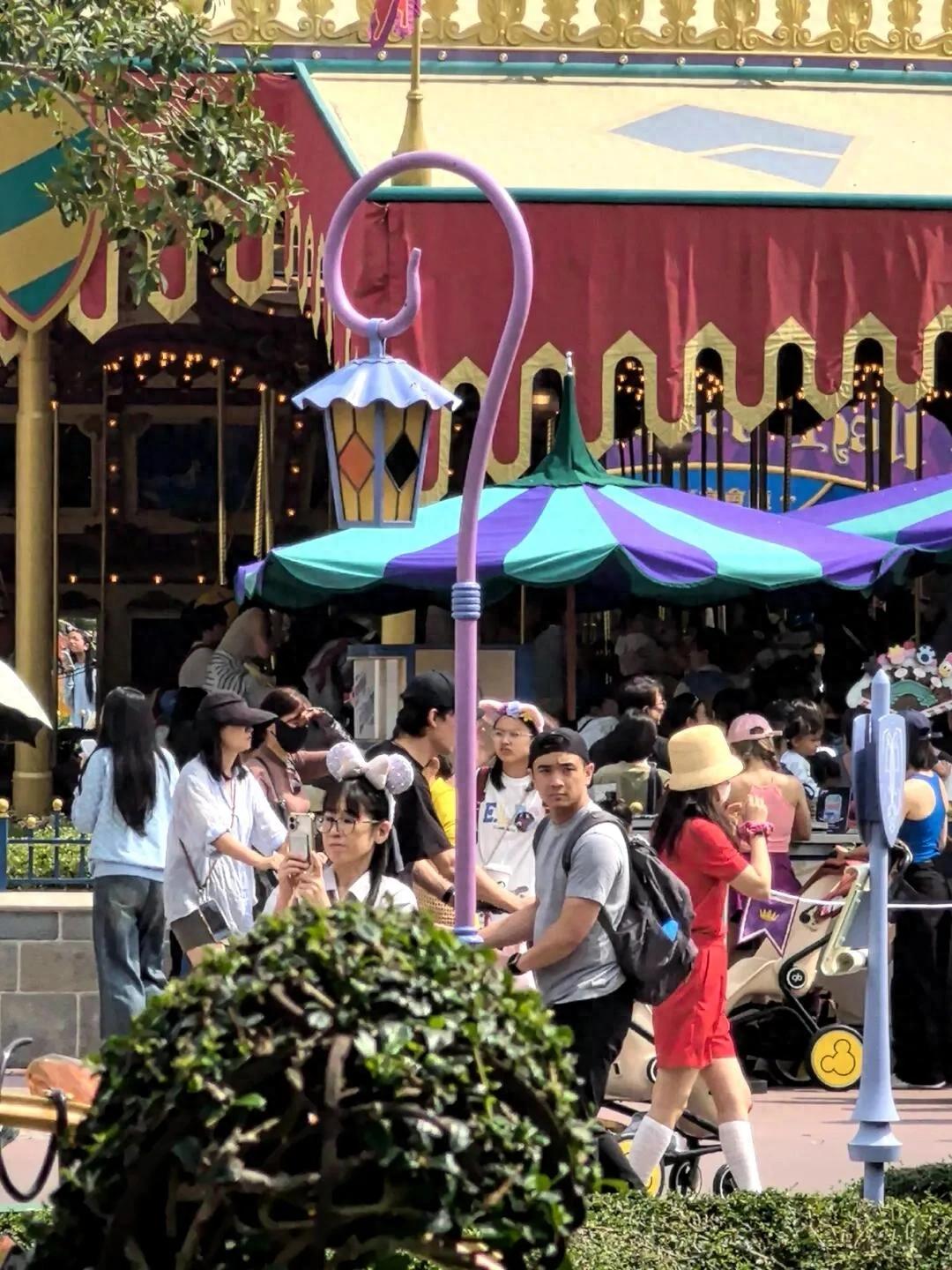 偶遇吴倩张雨剑带娃游港迪，同框画面像幸福一家三口，复合了吗？__偶遇吴倩张雨剑带娃游港迪，同框画面像幸福一家三口，复合了吗？