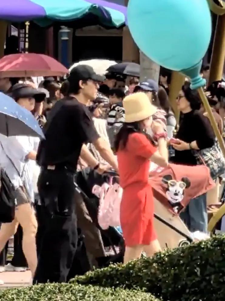 偶遇吴倩张雨剑带娃游港迪，同框画面像幸福一家三口，复合了吗？_偶遇吴倩张雨剑带娃游港迪，同框画面像幸福一家三口，复合了吗？_