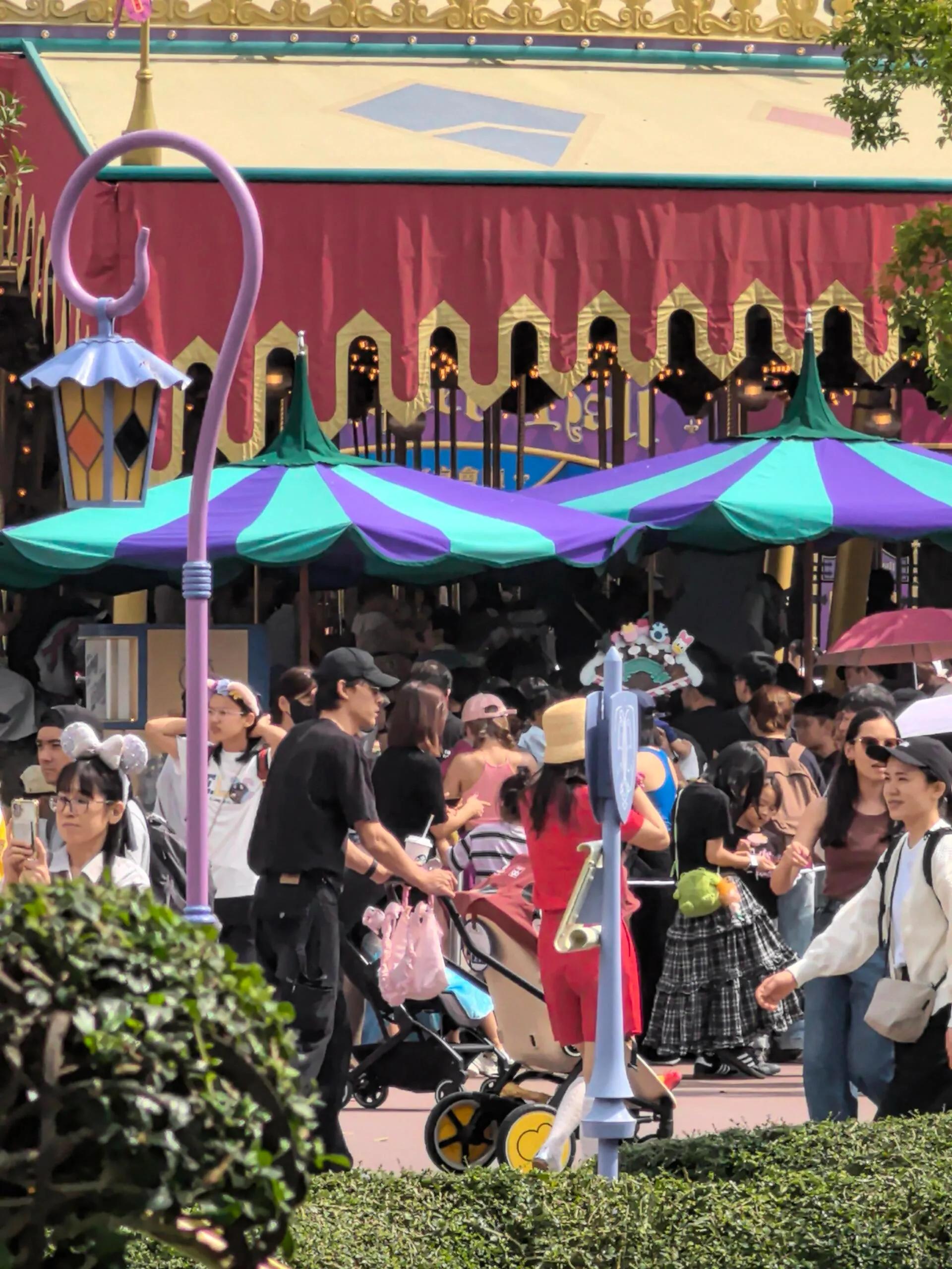 _偶遇吴倩张雨剑带娃游港迪，同框画面像幸福一家三口，复合了吗？_偶遇吴倩张雨剑带娃游港迪，同框画面像幸福一家三口，复合了吗？