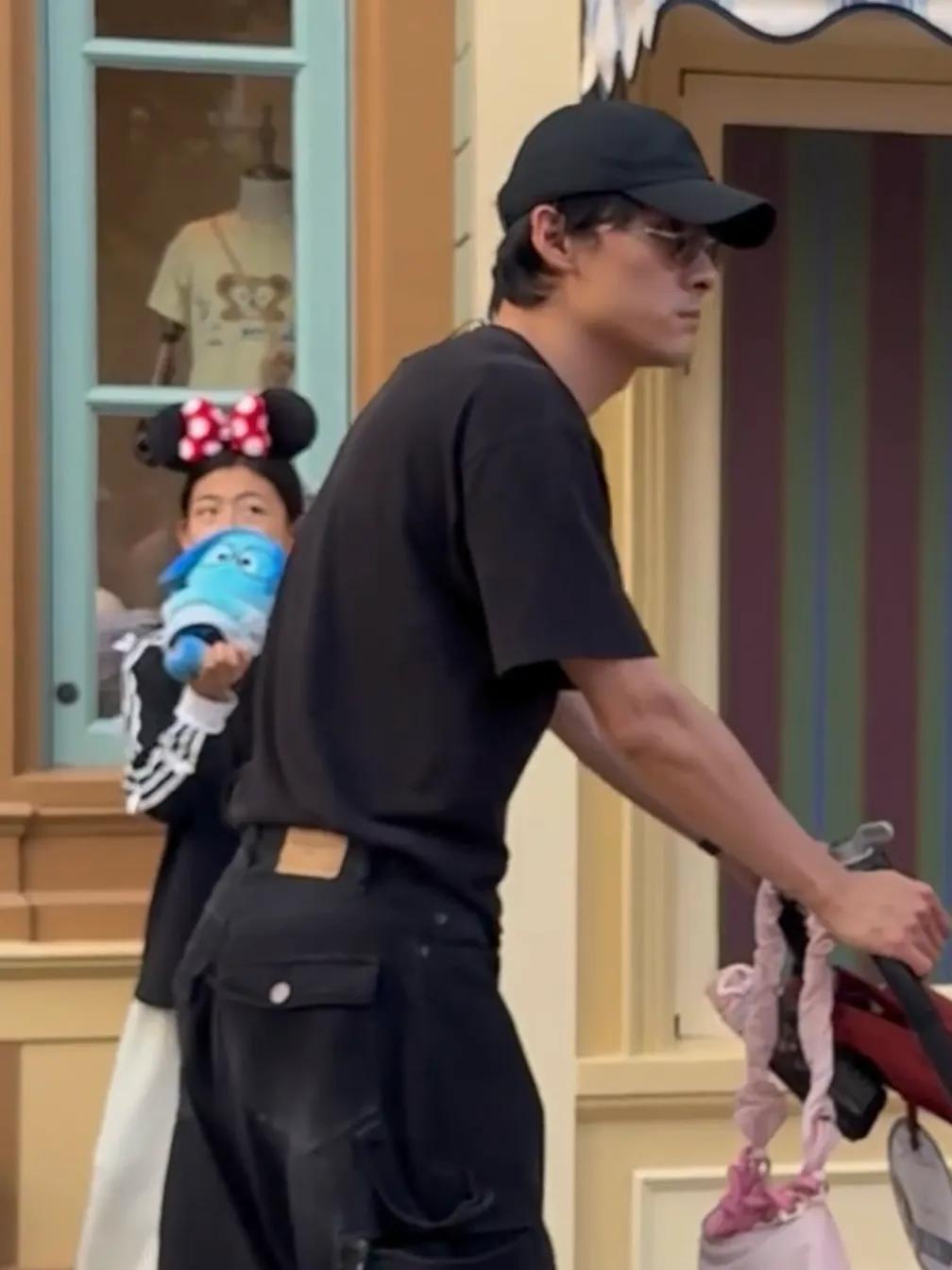 偶遇吴倩张雨剑带娃游港迪，同框画面像幸福一家三口，复合了吗？_偶遇吴倩张雨剑带娃游港迪，同框画面像幸福一家三口，复合了吗？_