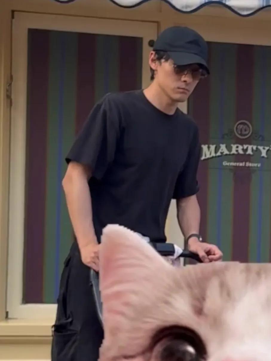 偶遇吴倩张雨剑带娃游港迪，同框画面像幸福一家三口，复合了吗？_偶遇吴倩张雨剑带娃游港迪，同框画面像幸福一家三口，复合了吗？_