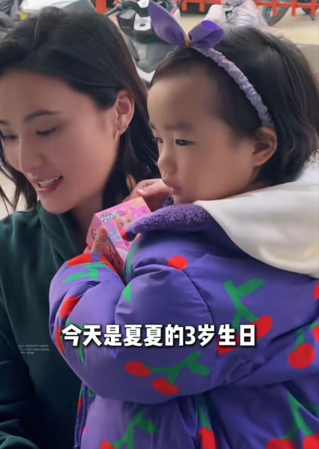 _海哈金喜祖孙三代为爱女庆生，3岁夏夏精灵可爱，孝顺喂妈吃蛋糕_海哈金喜祖孙三代为爱女庆生，3岁夏夏精灵可爱，孝顺喂妈吃蛋糕