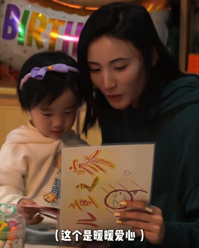 海哈金喜祖孙三代为爱女庆生，3岁夏夏精灵可爱，孝顺喂妈吃蛋糕__海哈金喜祖孙三代为爱女庆生，3岁夏夏精灵可爱，孝顺喂妈吃蛋糕