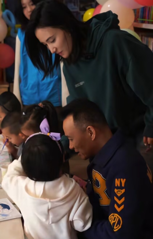 _海哈金喜祖孙三代为爱女庆生，3岁夏夏精灵可爱，孝顺喂妈吃蛋糕_海哈金喜祖孙三代为爱女庆生，3岁夏夏精灵可爱，孝顺喂妈吃蛋糕