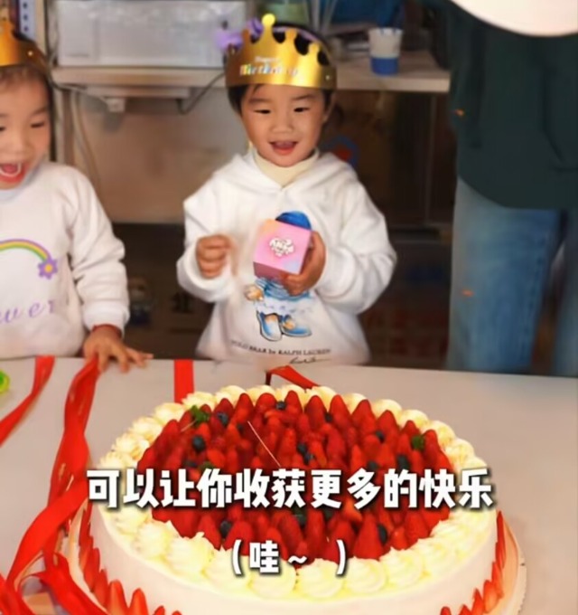 海哈金喜祖孙三代为爱女庆生，3岁夏夏精灵可爱，孝顺喂妈吃蛋糕_海哈金喜祖孙三代为爱女庆生，3岁夏夏精灵可爱，孝顺喂妈吃蛋糕_