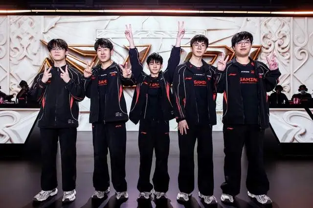 LPL最精彩比赛诞生！JDG鏖战五局击败AL，赢团后Tabe表情成焦点_LPL最精彩比赛诞生！JDG鏖战五局击败AL，赢团后Tabe表情成焦点_