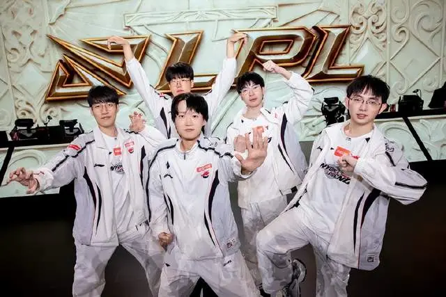 _LPL最精彩比赛诞生！JDG鏖战五局击败AL，赢团后Tabe表情成焦点_LPL最精彩比赛诞生！JDG鏖战五局击败AL，赢团后Tabe表情成焦点