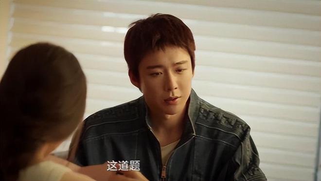 全程说话含糊一脸木讷,《玫瑰丛生》男主表现拉胯,蒋欣都带不动_全程说话含糊一脸木讷,《玫瑰丛生》男主表现拉胯,蒋欣都带不动_