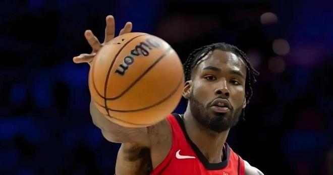 留下他吧!场均11.5分+三分43.2%,能攻能防的他,真不比阿门差!_留下他吧!场均11.5分+三分43.2%,能攻能防的他,真不比阿门差!_