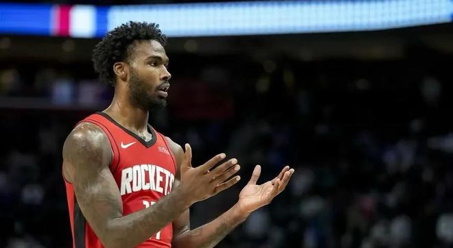 留下他吧!场均11.5分+三分43.2%,能攻能防的他,真不比阿门差!__留下他吧!场均11.5分+三分43.2%,能攻能防的他,真不比阿门差!