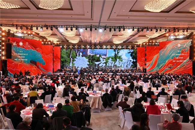 大美之春美术界春晚纪念酒__新年美术展主题