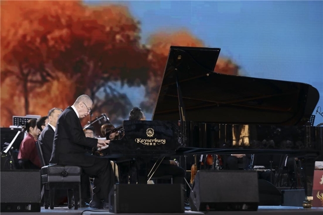 大美之春美术界春晚纪念酒__新年美术展主题