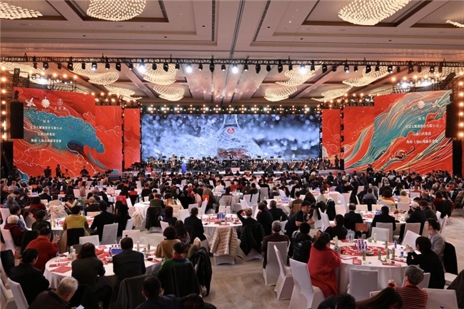 大美之春美术界春晚纪念酒__新年美术展主题