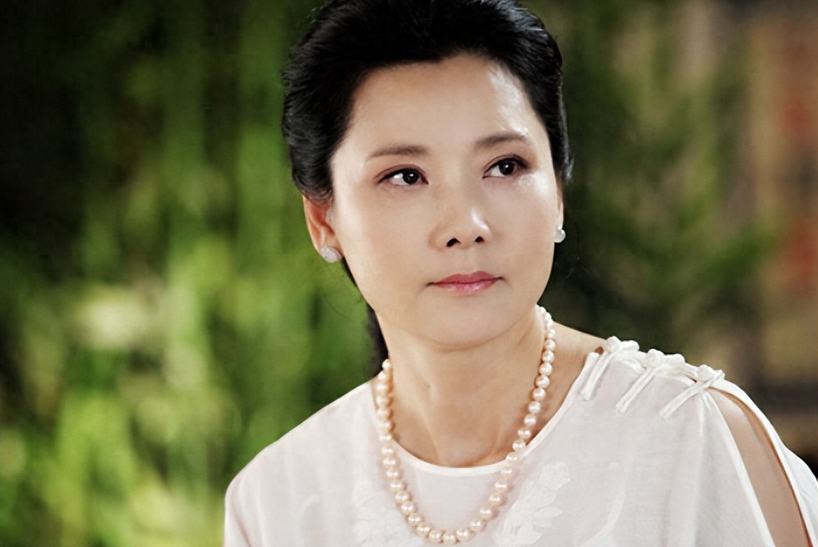 真正老戏骨都接地气,何赛飞与老姐妹聚会,师承徐悲鸿练书法_真正老戏骨都接地气,何赛飞与老姐妹聚会,师承徐悲鸿练书法_