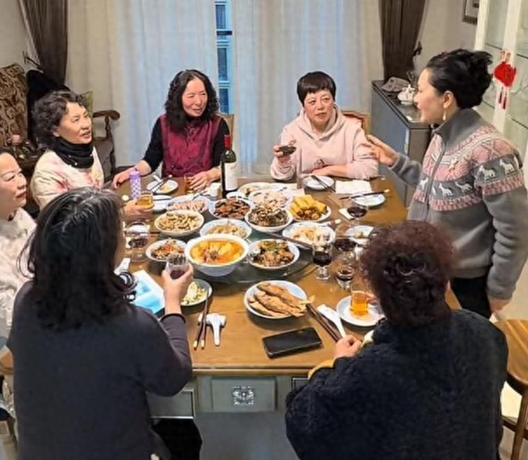 真正老戏骨都接地气,何赛飞与老姐妹聚会,师承徐悲鸿练书法__真正老戏骨都接地气,何赛飞与老姐妹聚会,师承徐悲鸿练书法