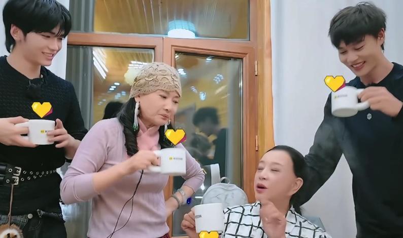 真正老戏骨都接地气,何赛飞与老姐妹聚会,师承徐悲鸿练书法_真正老戏骨都接地气,何赛飞与老姐妹聚会,师承徐悲鸿练书法_