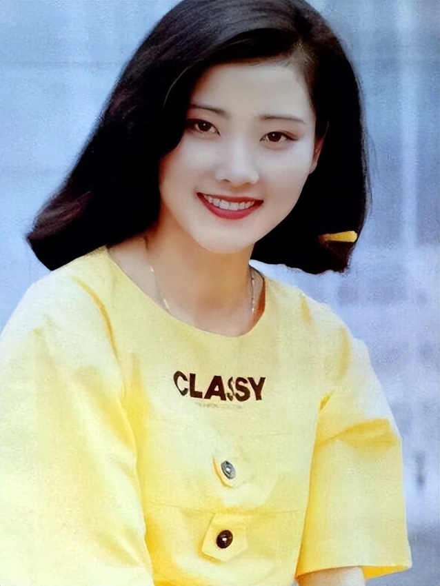 _真正老戏骨都接地气,何赛飞与老姐妹聚会,师承徐悲鸿练书法_真正老戏骨都接地气,何赛飞与老姐妹聚会,师承徐悲鸿练书法