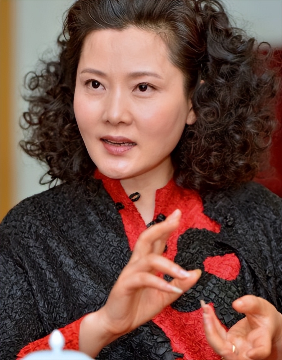 真正老戏骨都接地气,何赛飞与老姐妹聚会,师承徐悲鸿练书法__真正老戏骨都接地气,何赛飞与老姐妹聚会,师承徐悲鸿练书法