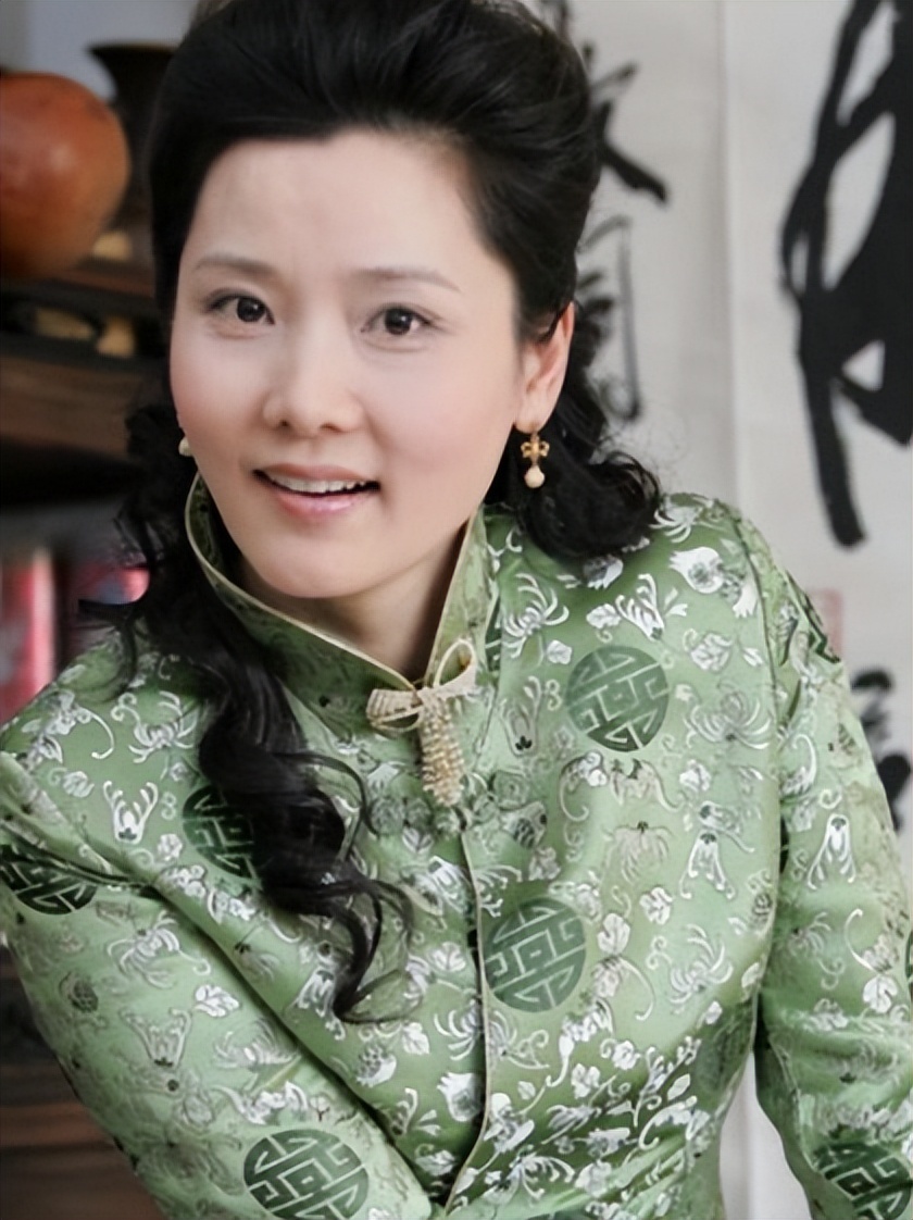 真正老戏骨都接地气,何赛飞与老姐妹聚会,师承徐悲鸿练书法__真正老戏骨都接地气,何赛飞与老姐妹聚会,师承徐悲鸿练书法