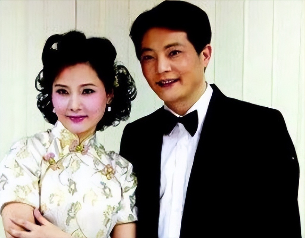 真正老戏骨都接地气,何赛飞与老姐妹聚会,师承徐悲鸿练书法__真正老戏骨都接地气,何赛飞与老姐妹聚会,师承徐悲鸿练书法