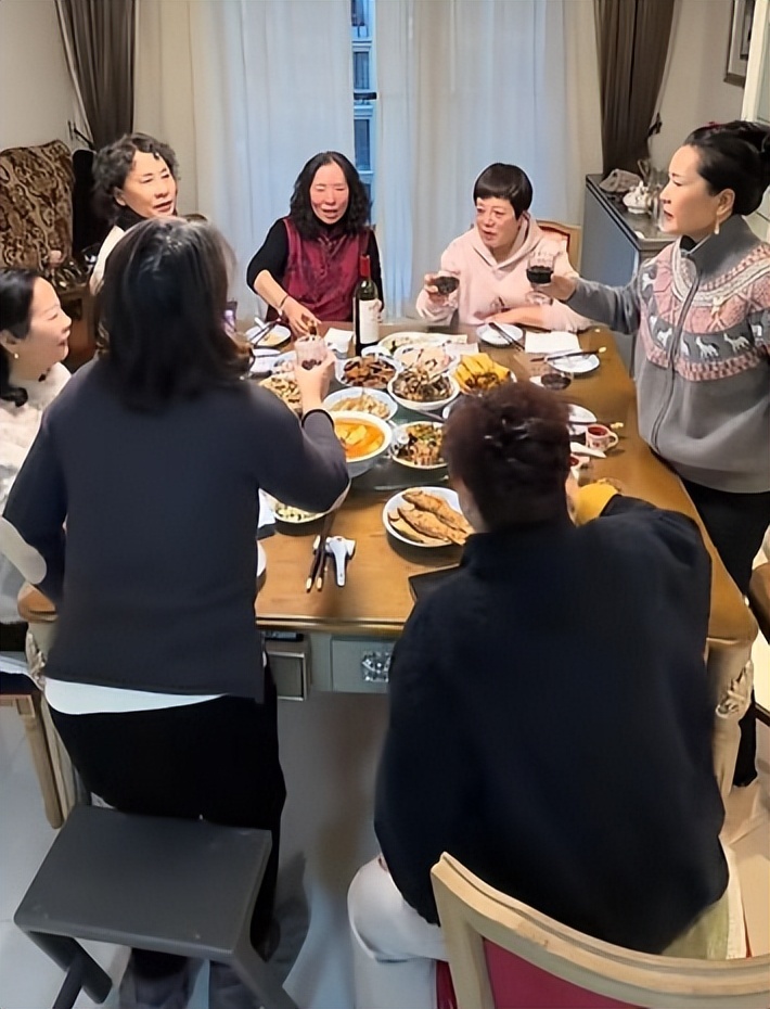 真正老戏骨都接地气,何赛飞与老姐妹聚会,师承徐悲鸿练书法__真正老戏骨都接地气,何赛飞与老姐妹聚会,师承徐悲鸿练书法