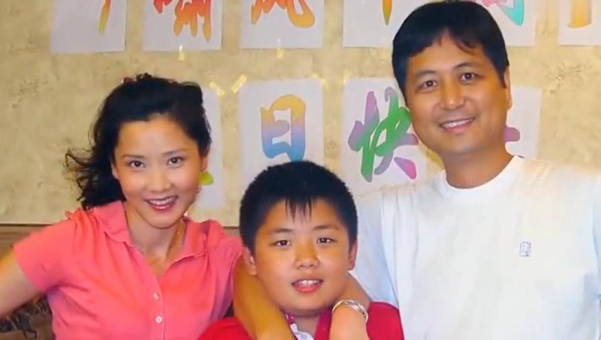 真正老戏骨都接地气,何赛飞与老姐妹聚会,师承徐悲鸿练书法__真正老戏骨都接地气,何赛飞与老姐妹聚会,师承徐悲鸿练书法