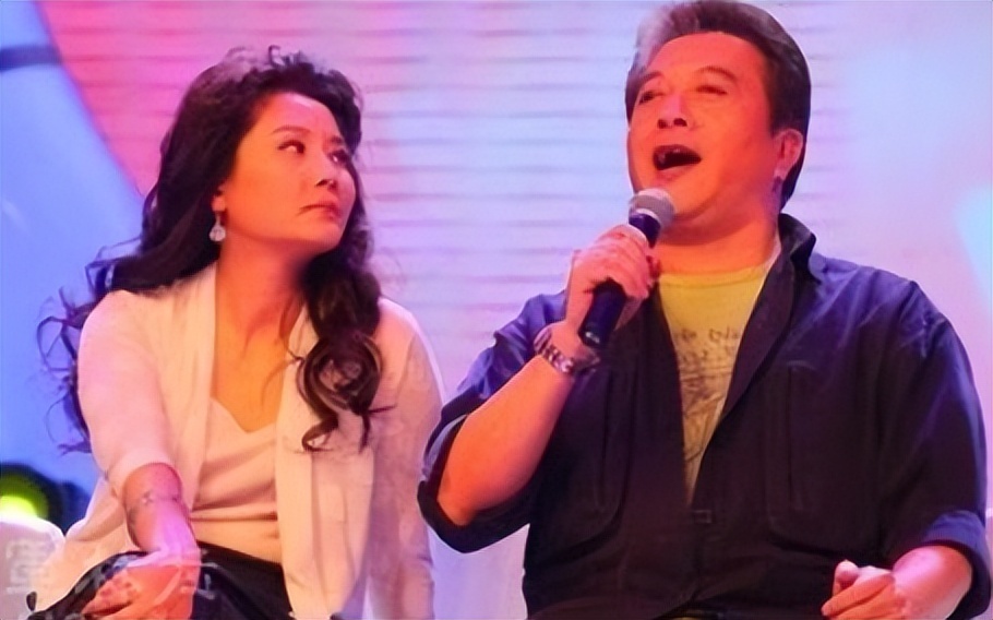 _真正老戏骨都接地气,何赛飞与老姐妹聚会,师承徐悲鸿练书法_真正老戏骨都接地气,何赛飞与老姐妹聚会,师承徐悲鸿练书法