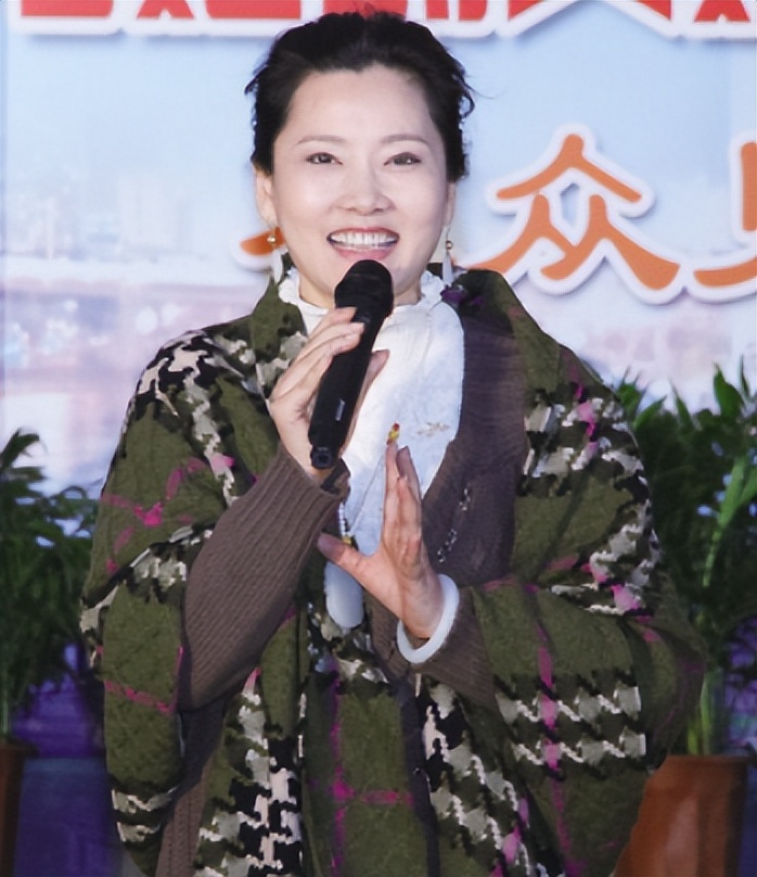 真正老戏骨都接地气,何赛飞与老姐妹聚会,师承徐悲鸿练书法__真正老戏骨都接地气,何赛飞与老姐妹聚会,师承徐悲鸿练书法