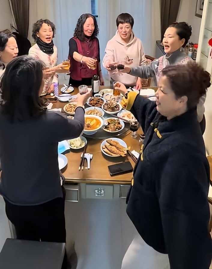 真正老戏骨都接地气,何赛飞与老姐妹聚会,师承徐悲鸿练书法_真正老戏骨都接地气,何赛飞与老姐妹聚会,师承徐悲鸿练书法_