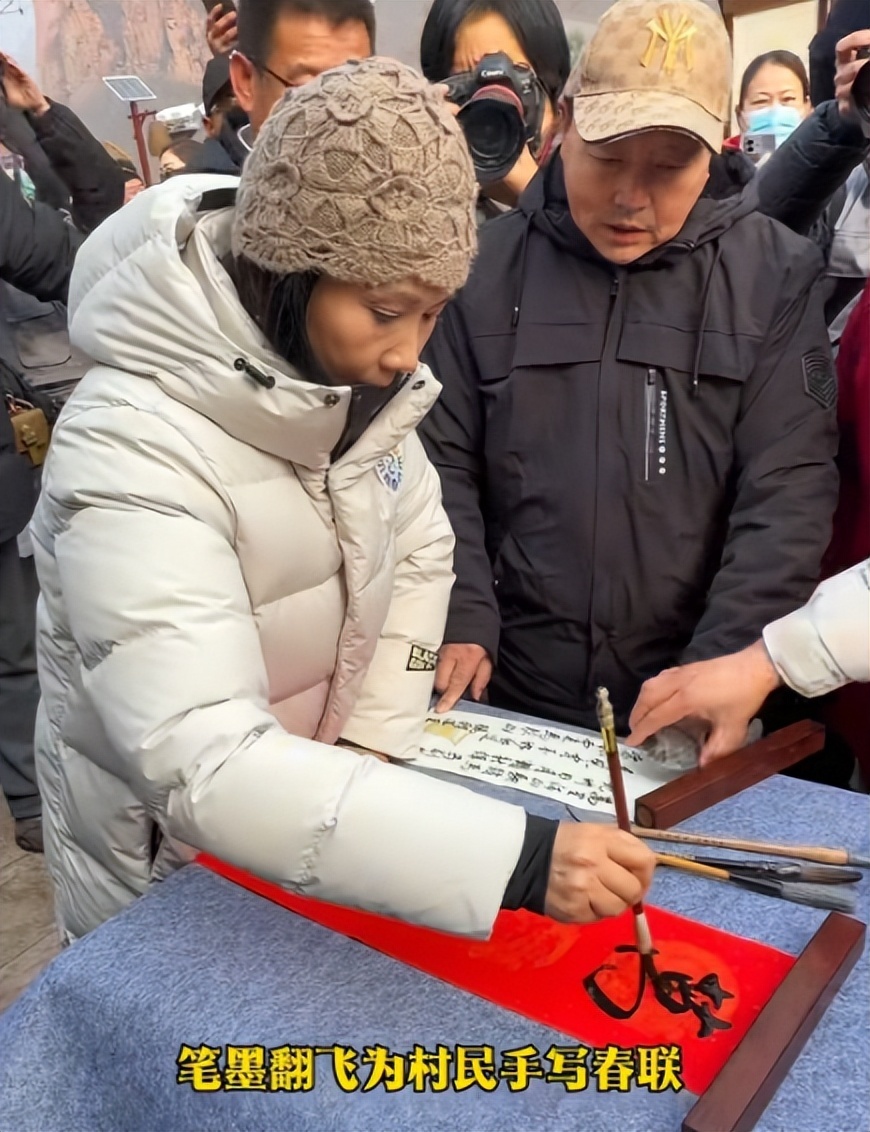 _真正老戏骨都接地气,何赛飞与老姐妹聚会,师承徐悲鸿练书法_真正老戏骨都接地气,何赛飞与老姐妹聚会,师承徐悲鸿练书法