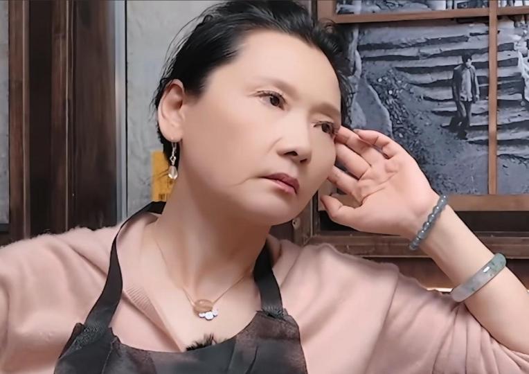 真正老戏骨都接地气,何赛飞与老姐妹聚会,师承徐悲鸿练书法_真正老戏骨都接地气,何赛飞与老姐妹聚会,师承徐悲鸿练书法_