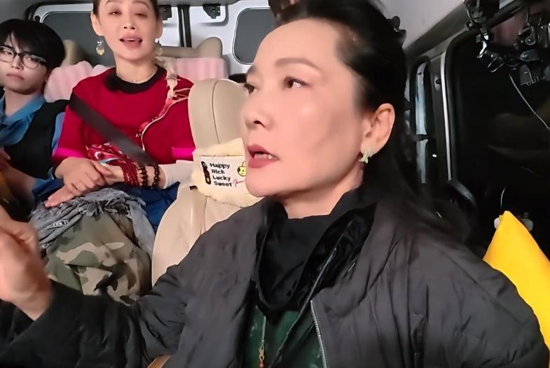 _真正老戏骨都接地气,何赛飞与老姐妹聚会,师承徐悲鸿练书法_真正老戏骨都接地气,何赛飞与老姐妹聚会,师承徐悲鸿练书法