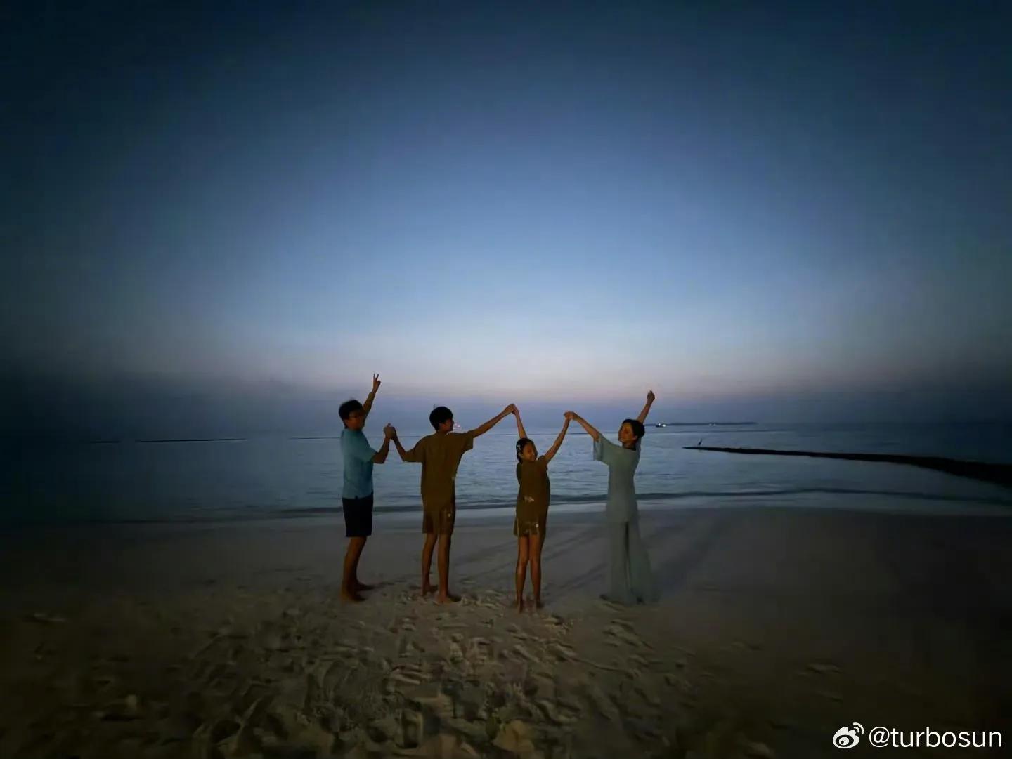 孙俪晒海边背影全家福,一家四口比2026手势,互动画面温馨有爱__孙俪晒海边背影全家福,一家四口比2026手势,互动画面温馨有爱