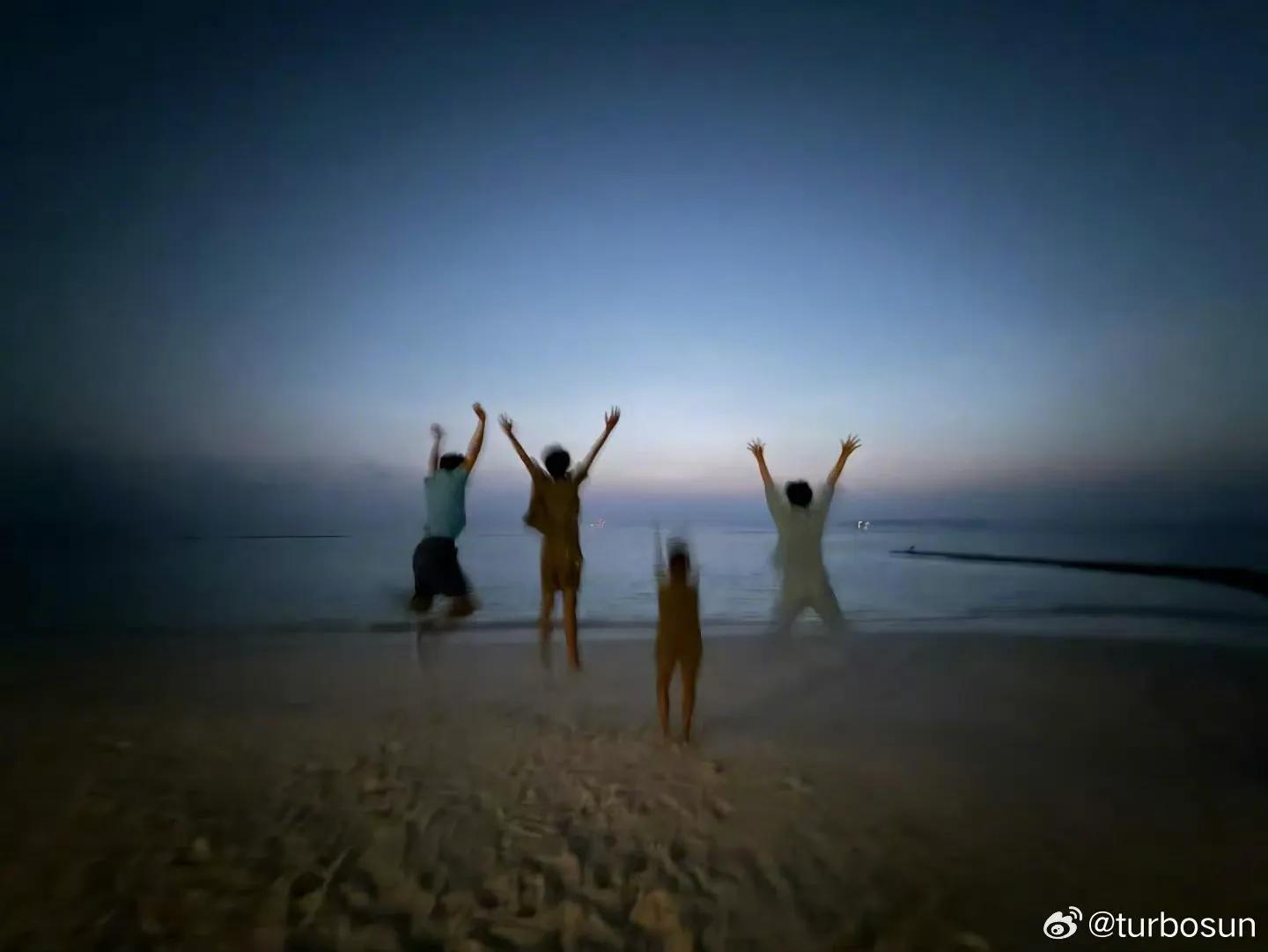 _孙俪晒海边背影全家福,一家四口比2026手势,互动画面温馨有爱_孙俪晒海边背影全家福,一家四口比2026手势,互动画面温馨有爱