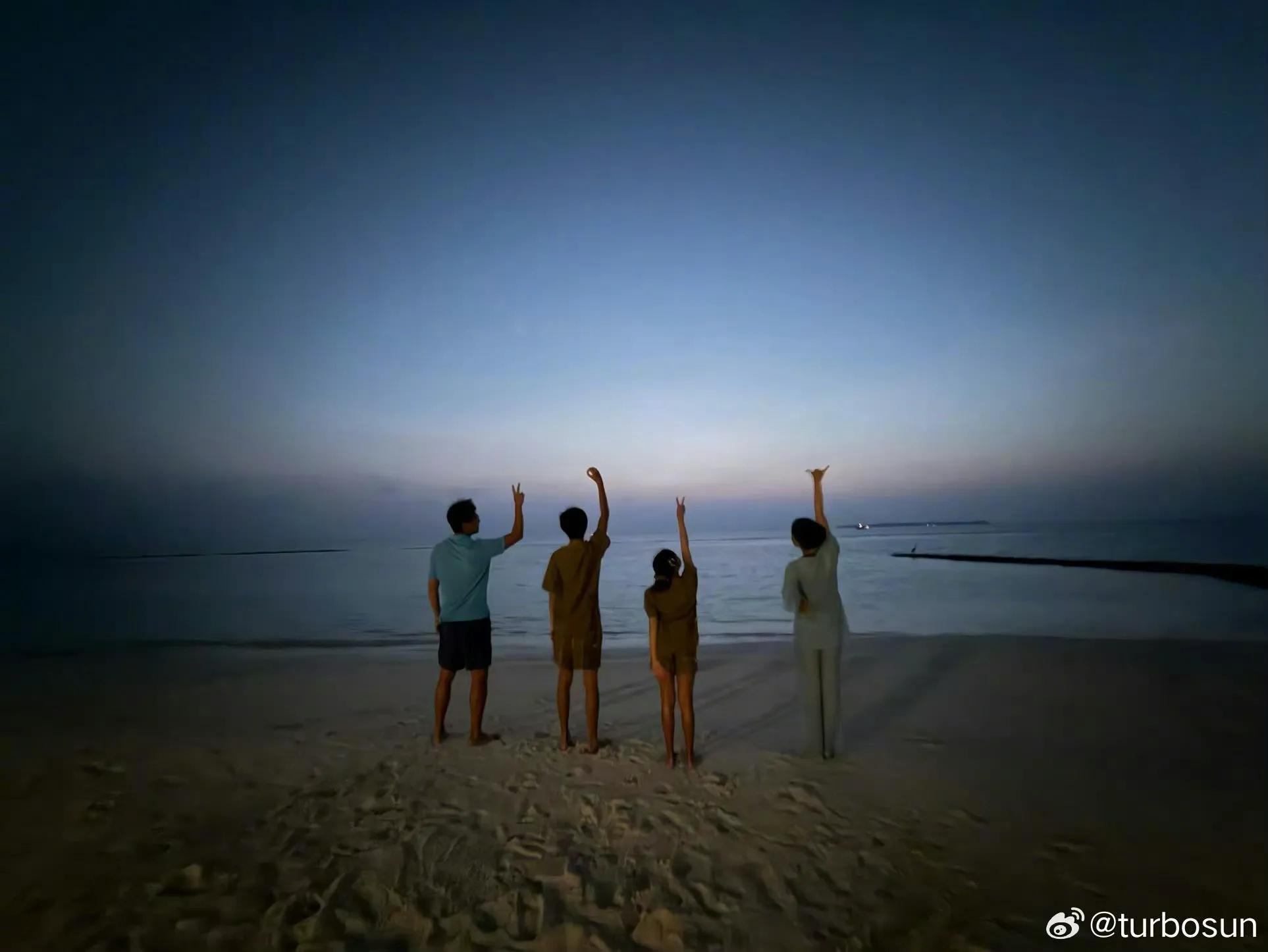 孙俪晒海边背影全家福,一家四口比2026手势,互动画面温馨有爱__孙俪晒海边背影全家福,一家四口比2026手势,互动画面温馨有爱