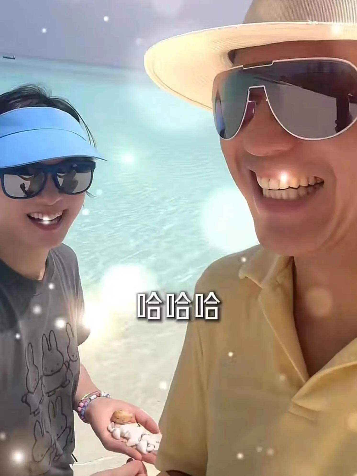 孙俪晒海边背影全家福,一家四口比2026手势,互动画面温馨有爱__孙俪晒海边背影全家福,一家四口比2026手势,互动画面温馨有爱