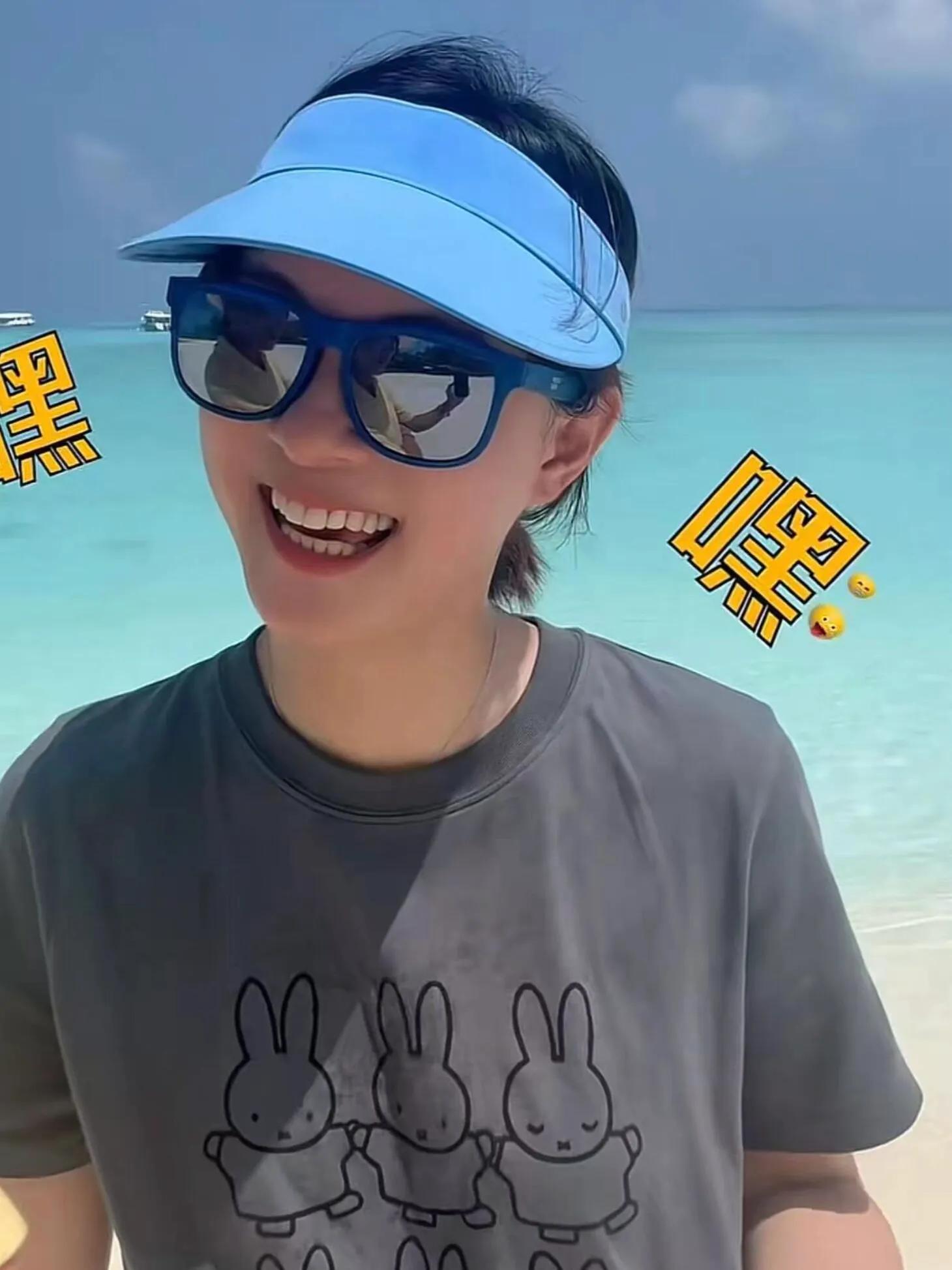 _孙俪晒海边背影全家福,一家四口比2026手势,互动画面温馨有爱_孙俪晒海边背影全家福,一家四口比2026手势,互动画面温馨有爱