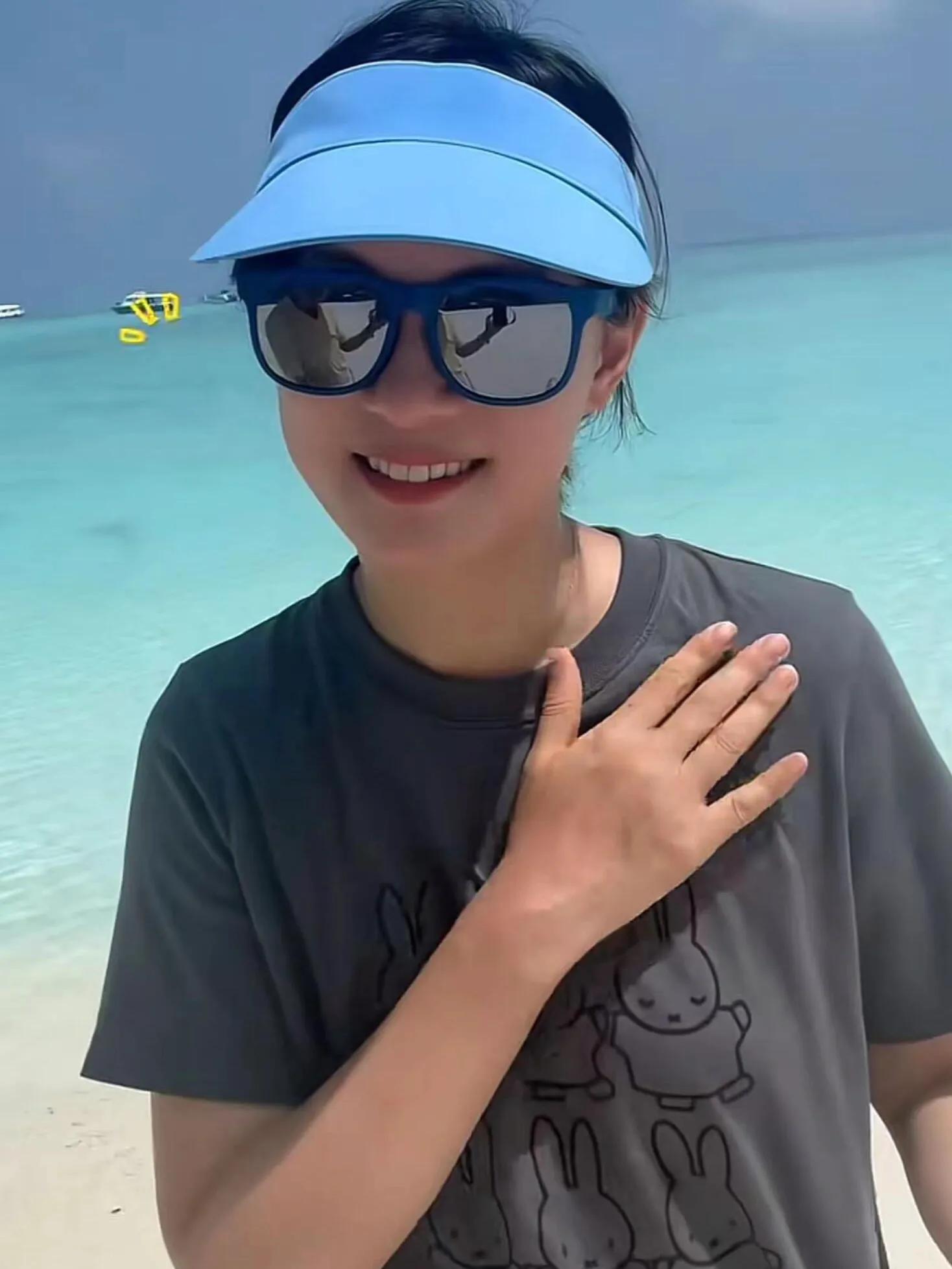 孙俪晒海边背影全家福,一家四口比2026手势,互动画面温馨有爱__孙俪晒海边背影全家福,一家四口比2026手势,互动画面温馨有爱