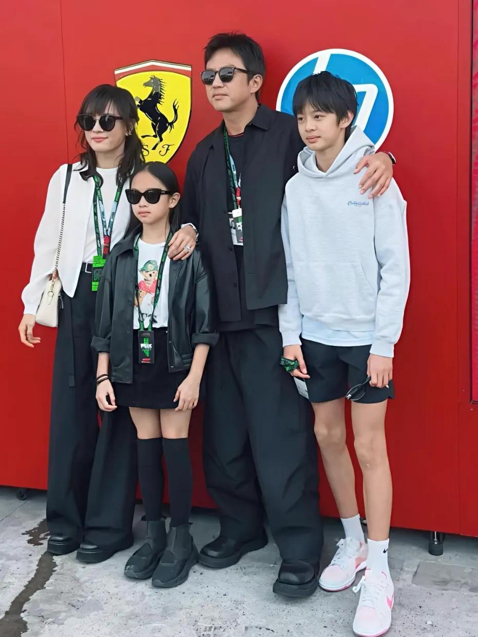 孙俪晒海边背影全家福,一家四口比2026手势,互动画面温馨有爱_孙俪晒海边背影全家福,一家四口比2026手势,互动画面温馨有爱_