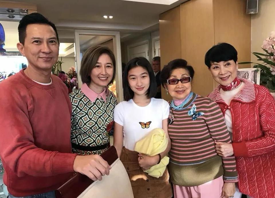 36岁怎么打扮显年轻__短发显年轻还是长发显年轻