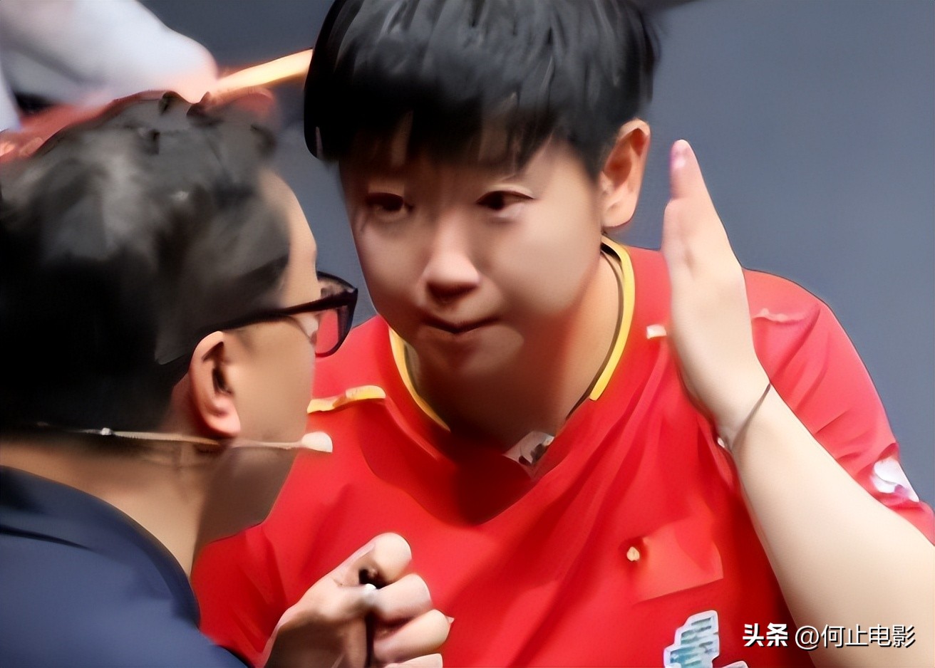 央媒公开点评！这次被罚黄牌的孙颖莎，竟因一特殊举动口碑暴涨_央媒公开点评！这次被罚黄牌的孙颖莎，竟因一特殊举动口碑暴涨_