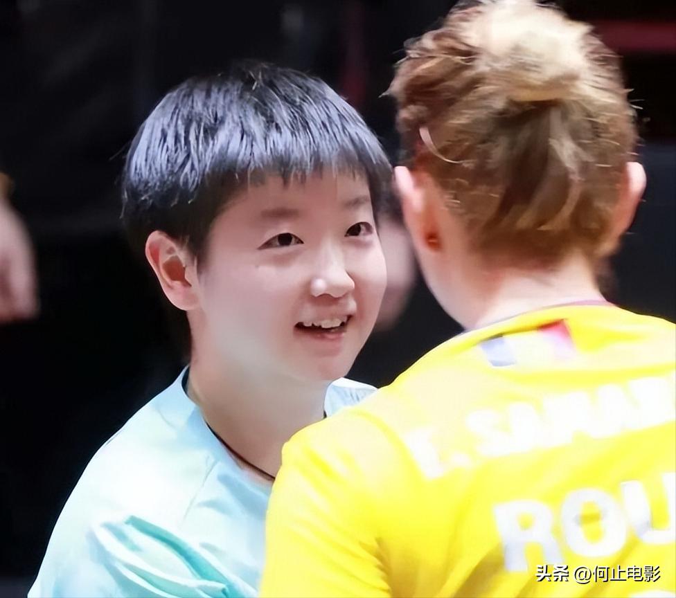 央媒公开点评！这次被罚黄牌的孙颖莎，竟因一特殊举动口碑暴涨_央媒公开点评！这次被罚黄牌的孙颖莎，竟因一特殊举动口碑暴涨_