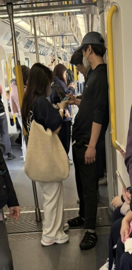 出轨离婚前妻表现的很绝情_男人出轨离婚后前妻彻底消失_