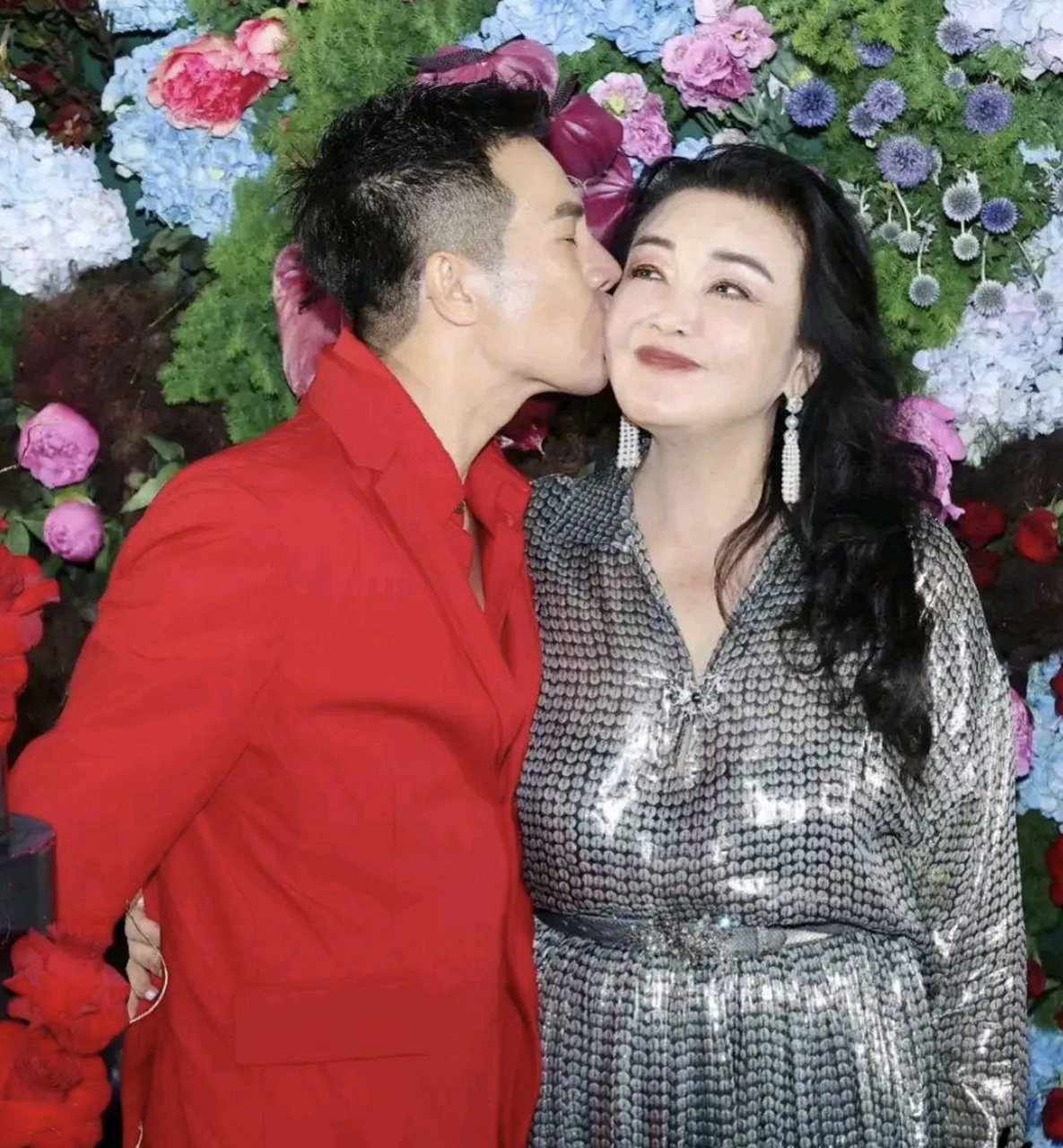 _汪小菲母亲资料_汪小菲父子